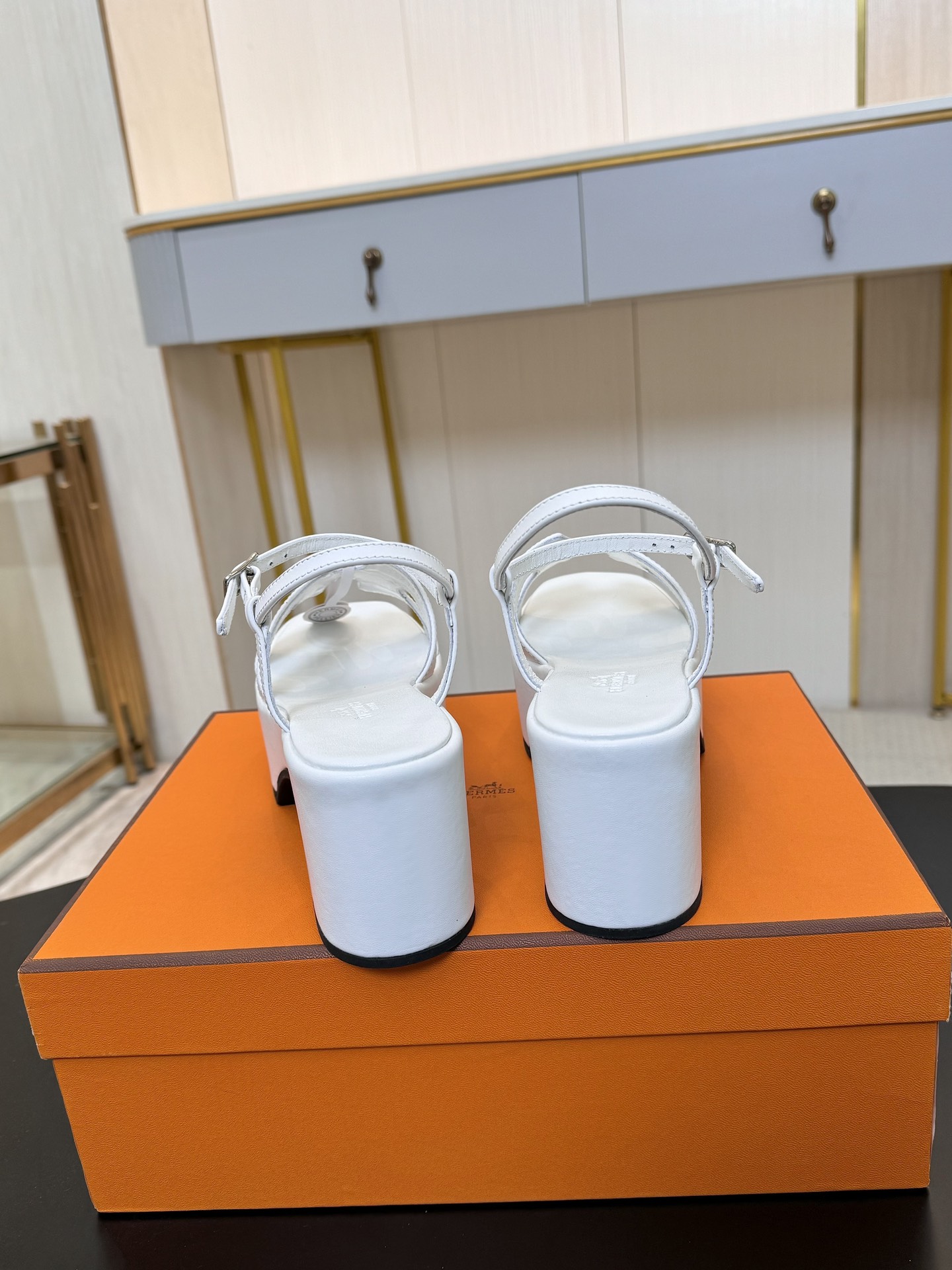 HERMES 00989 HERMES 00989