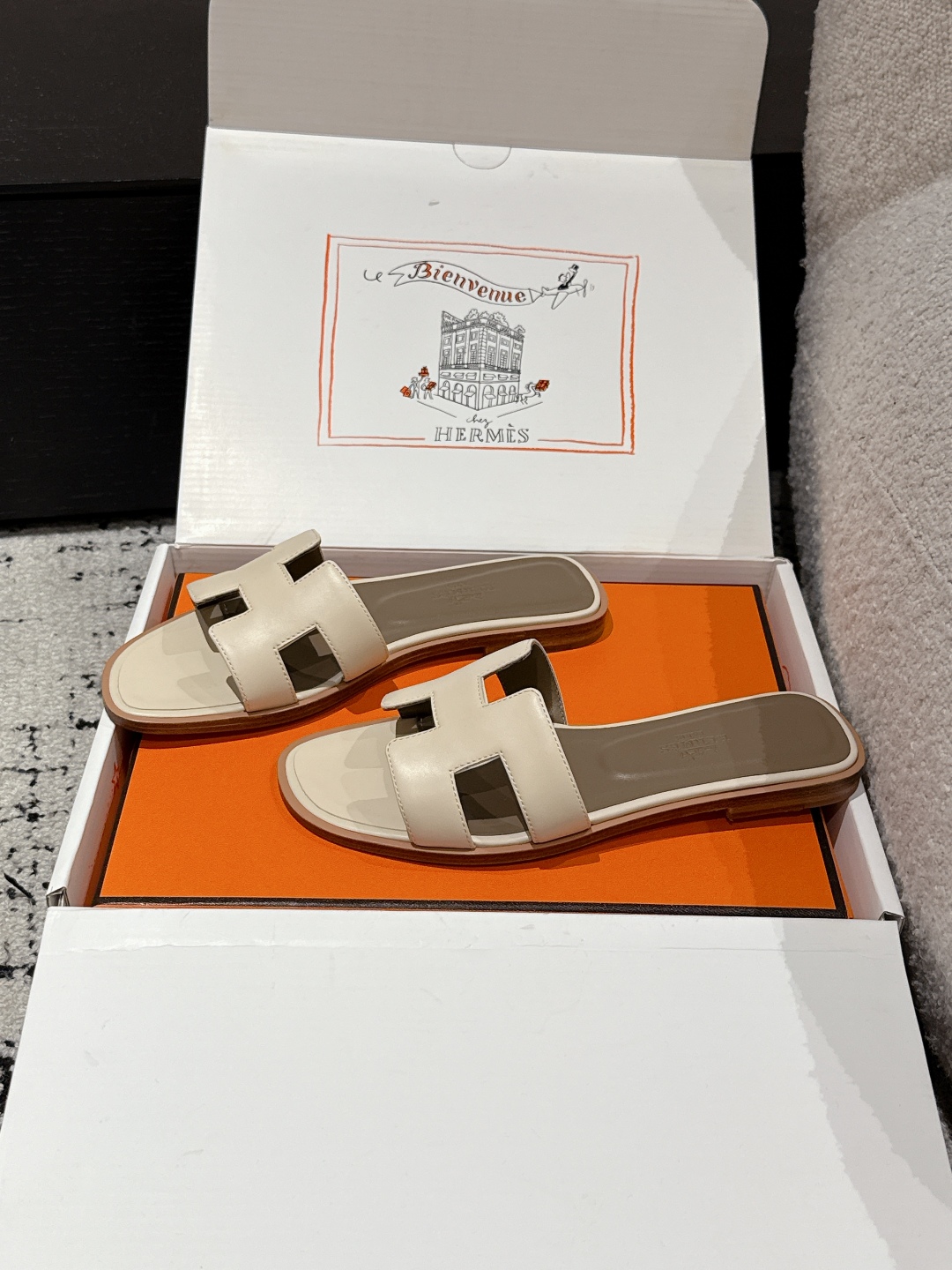HERMES 01819 HERMES 01819