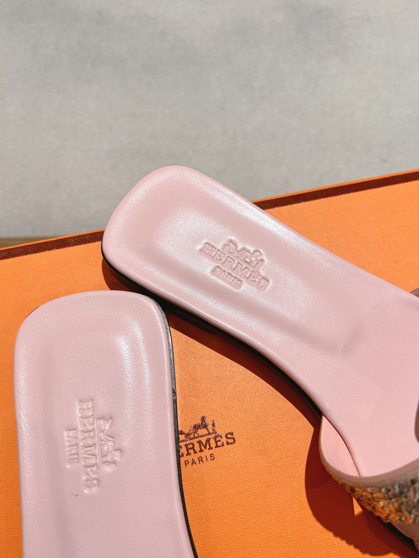 HERMES  01889