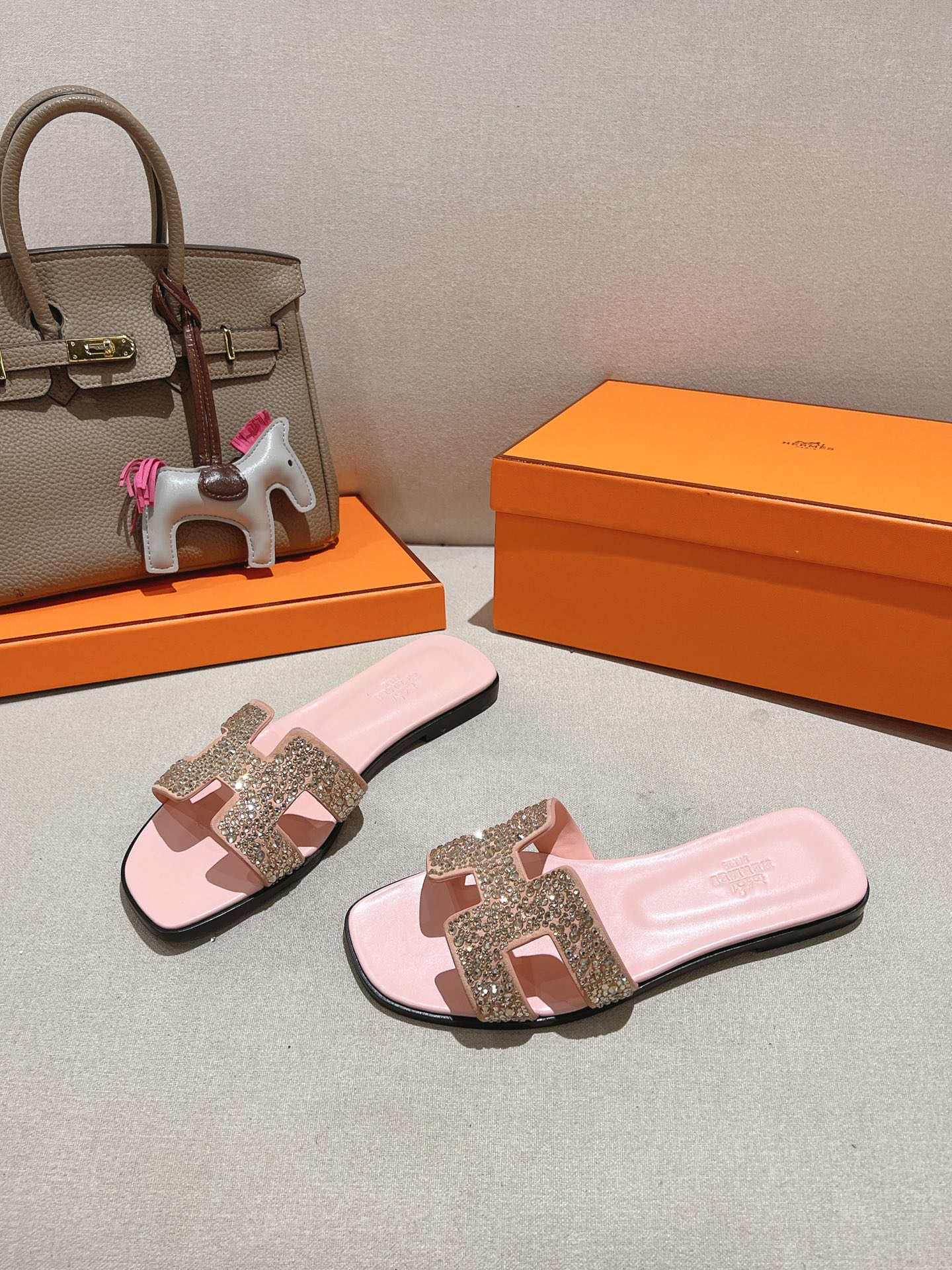 HERMES  01889