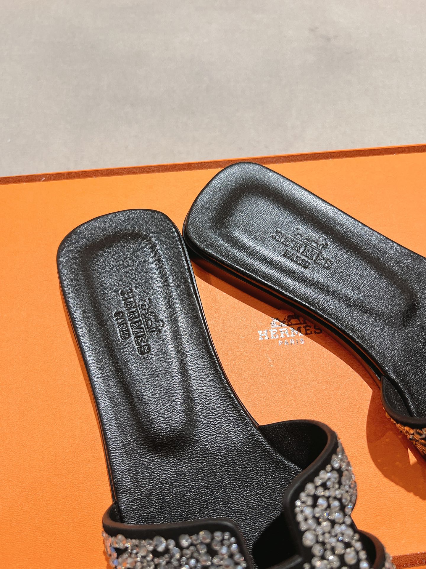 HERMES  01909