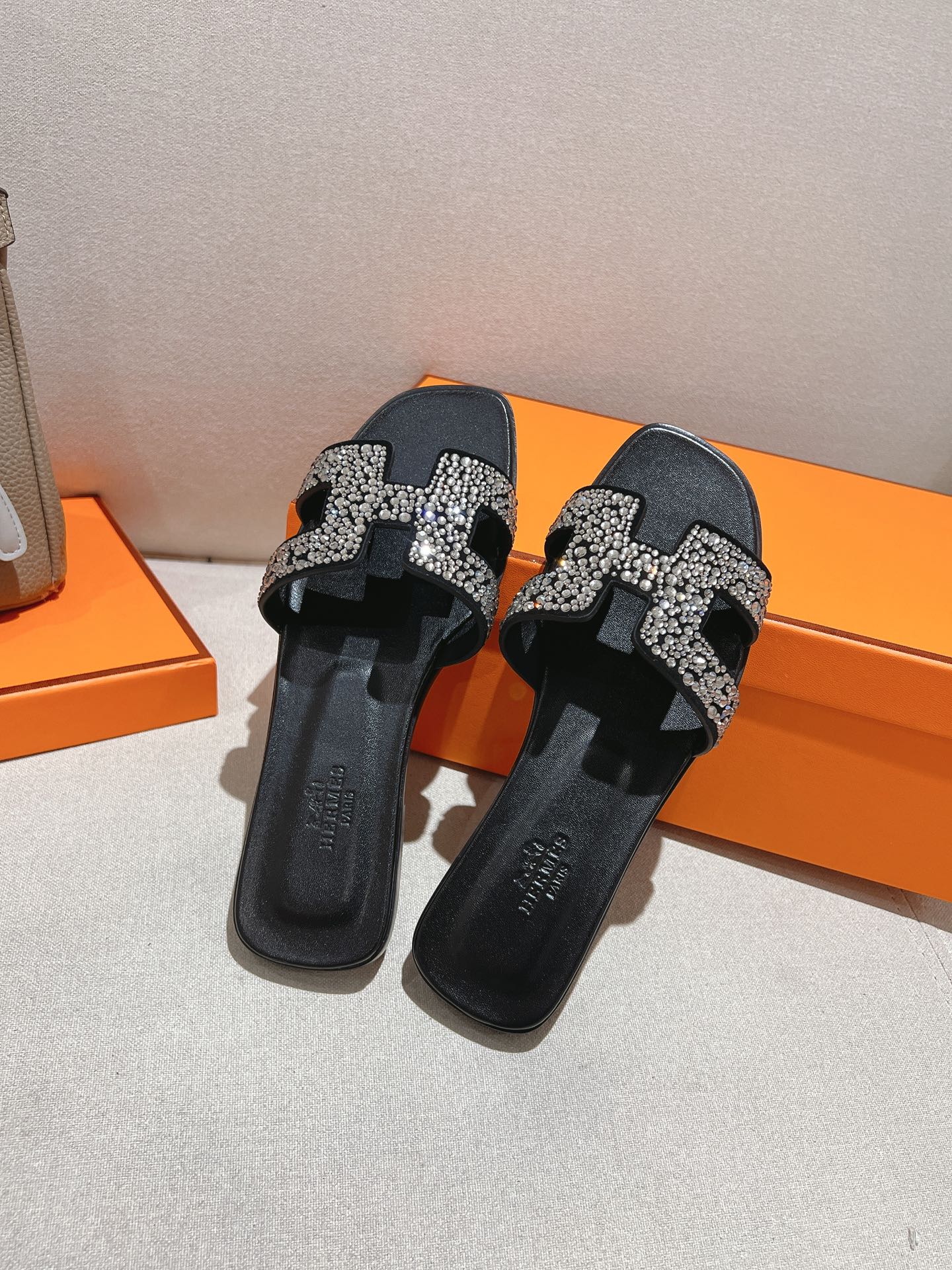 HERMES  01909