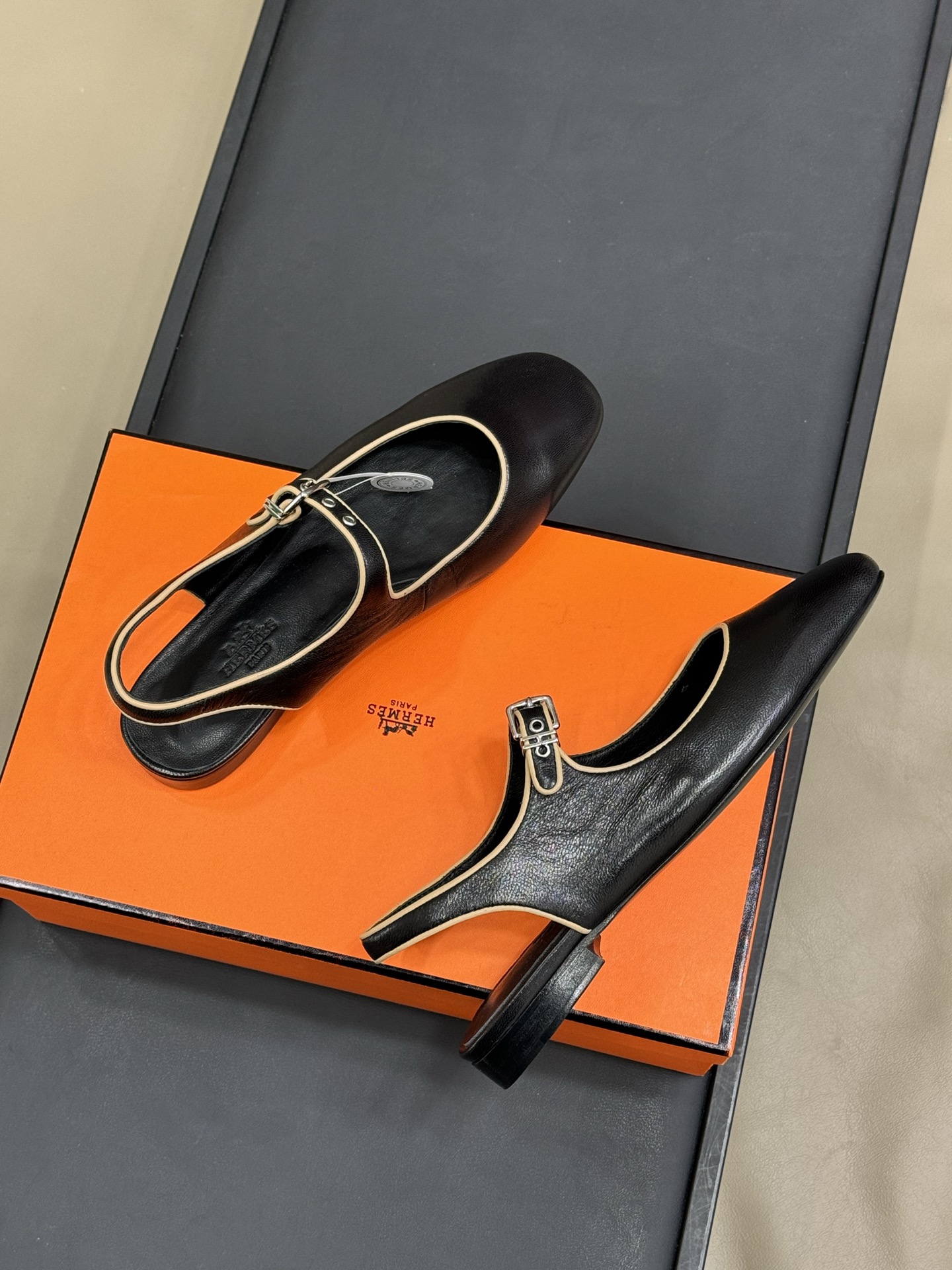 Hermès Kamilla 60 Sandals in Noir – Uniq Bags