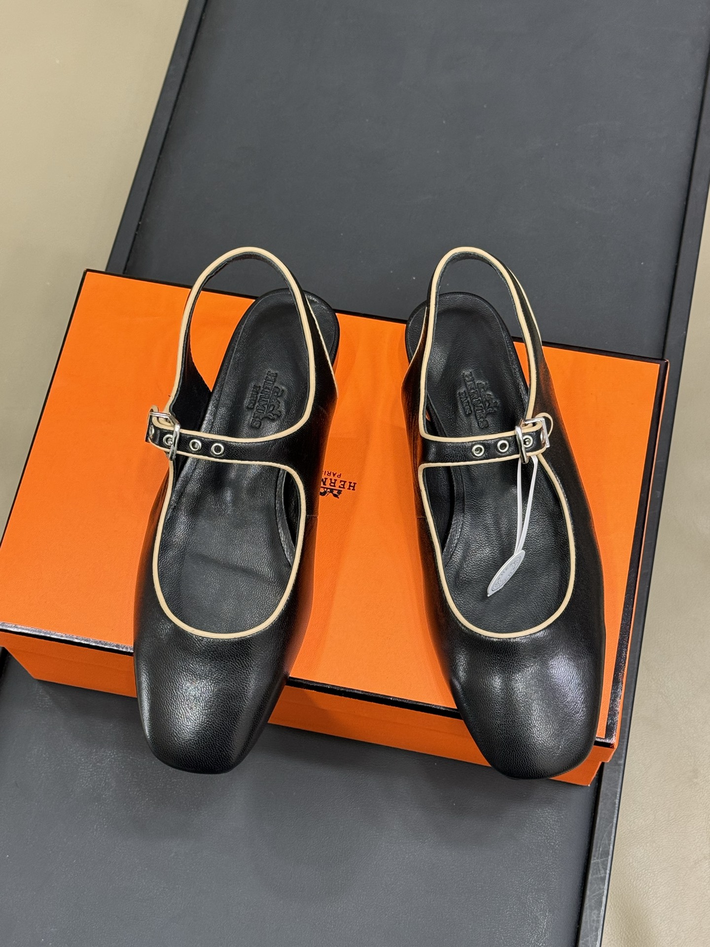 Hermès Kamilla 60 Sandals in Noir – Uniq Bags